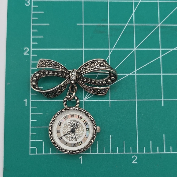 1928 Silver Bow Brooch with Ornate Clock - Picture 7 of 10